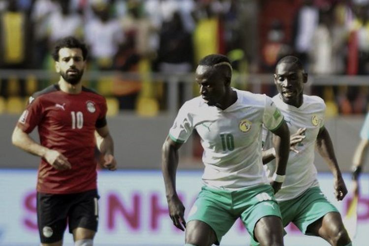 Sadio Mane (tengah) menguasai bola dalam laga Kualifikasi Piala Dunia 2022 Zona Afrika Senegal vs Mesir yang digelar di Stadion Me Abdoulaye Wade, Rabu (30/3/2022) dini hari WIB. Senegal menang via adu penalti atas Mesir dan berhak lolos ke Piala Dunia 2022 Qatar.