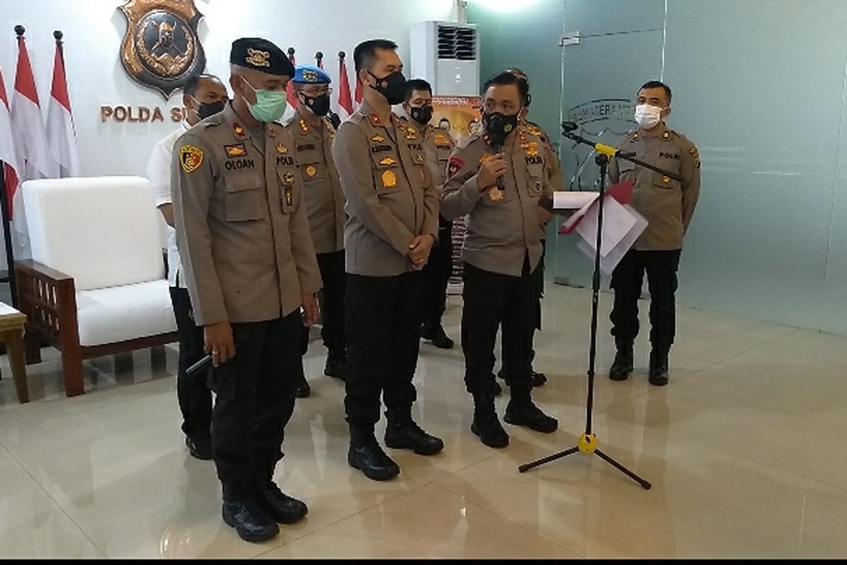 Kapolda Sumut, Irjen Pol RZ Panca Putra Simanjuntak didampingi Wakapolda Sumut Brigjend Pol dadang Hartanto dan sejumlah pejabat utama Polda Sumut membeberkan temuan dari tim yang dibentuk terkait viralnya keterangan terdakwa Ricardo Siahaan dalam persidangan yang menyeret nama Kapolrestabes Medan pada Jumat (21/1/2022) malam. Hadir juga dalam kesempatan tersebut, Kompol Oloan Siahaan dan AKP Paul Simamora.
