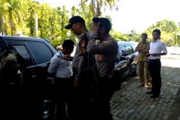 Mobil dinas yang diparkir di halaman kantor Bupati Mamuju, Sulawesi Barat, dibobol maling di siang hari pada Selasa (9/4/2019). 