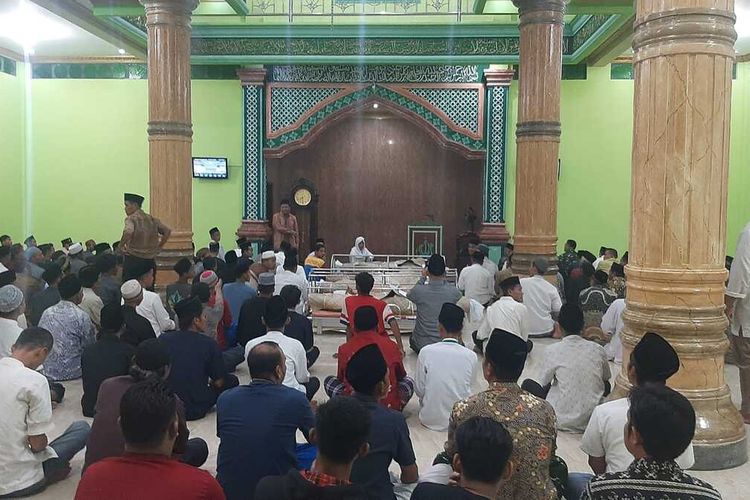 Sebanyak sembilan jenazah korban kecelakaan maut disemayamkan di masjid Baitulssurur di Kampung Cibetik, Pengampelan, Walantaka Kota Sedang