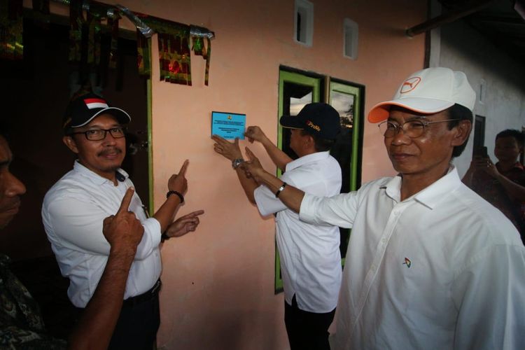 Pemasangan peneng program Bantuan Stimulan Perumahan swadaya (BSPS) di Sintang, Kalimantan Barat.