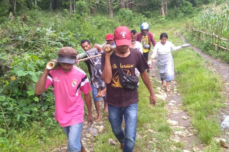 Seorang ibu hamil dari Kampung Baang, Desa Golo Ndari, Kec. Welak, Kab. Manggarai Barat, NTT, Senin, (29/11/2021) melahirrkan di jalan menuju Puskesmas Datak. ibu itu ditandu warga dengan jarak 5 kilometer. (KOMPAS.com/DOK BIDAN DESA GOLO NDARI-PUSKESMAS DATAK)