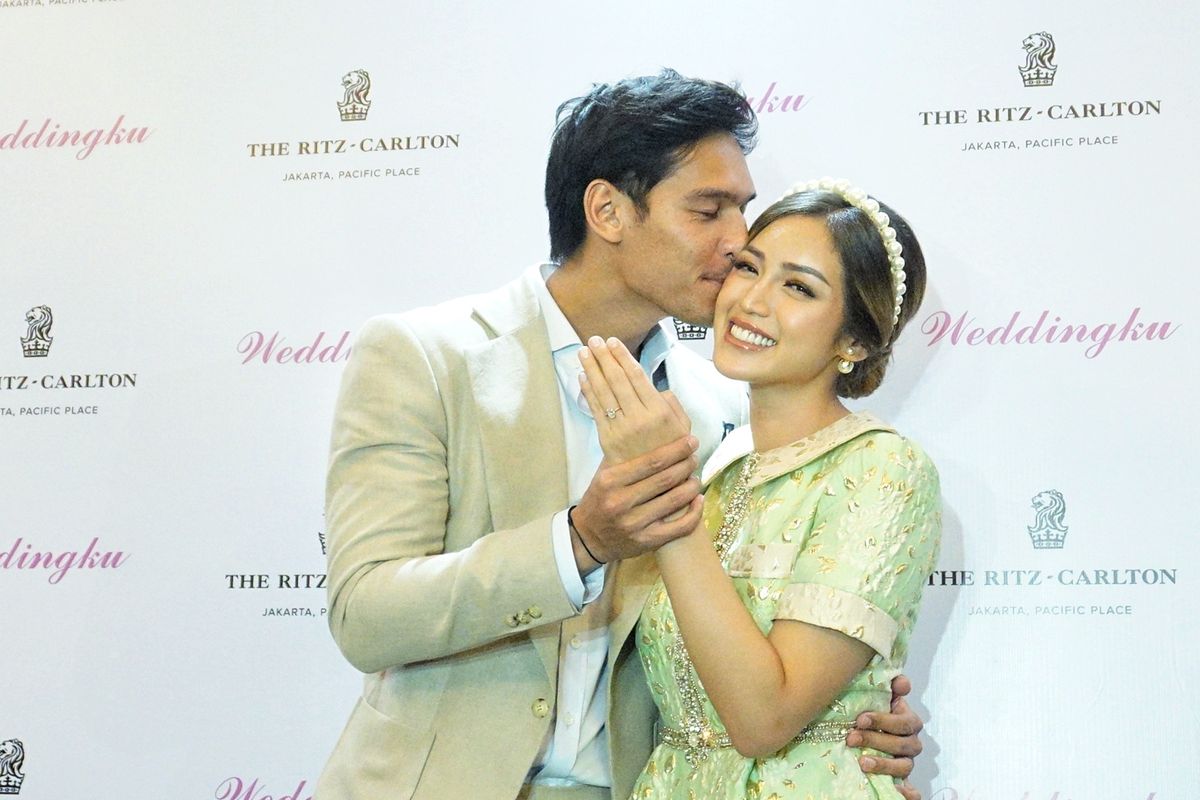 Artis peran yang juga pembawa acara Jessica Iskandar bersama tunangannya, artis peran Richard Kyle saat menggelar jumpa pers di The Ritz Carlton, SCBD, Jakarta Selatan, Sabtu (15/6/2019).