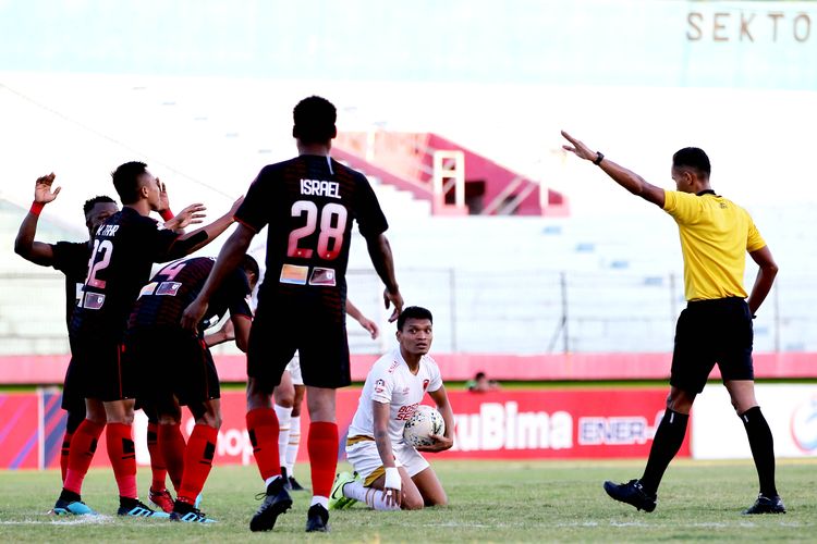 Pemain PSM Makassar, Ferdinand Sinaga terjatuh seusai dilanggar pemain Persipura Jayapura saat pekan 21Liga 1 2019 yang berakhir dengan skor 3-1 di Stadion Gelora Delta Sidoarjo, Jawa Timur, Jumat (27/09/2019) sore.