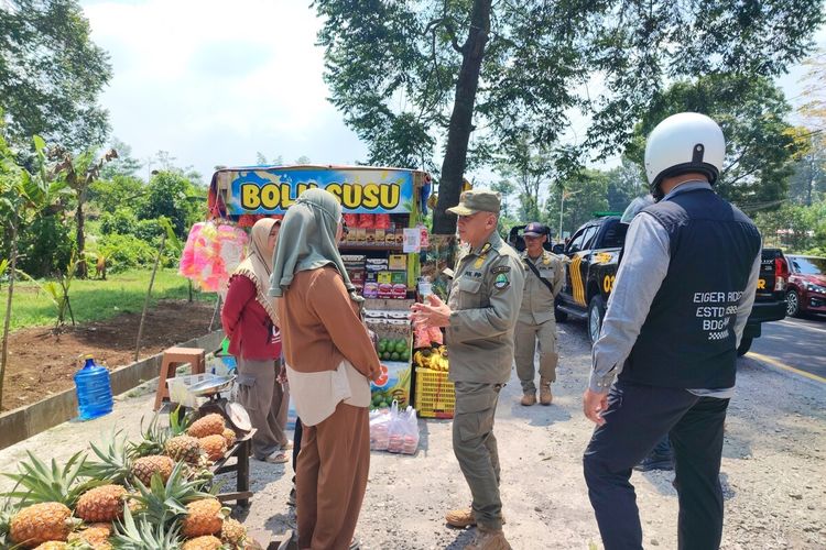 Sudah Dapat Kompensasi tapi Tetap Jualan, Pedagang di Jalur Subang-Bandung Ditertibkan Satpol PP