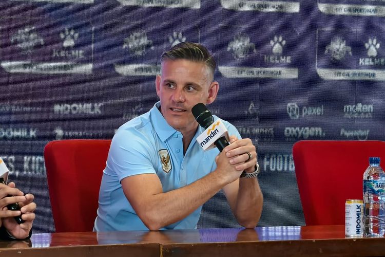 Pelatih Timnas Indonesia, John Herdman, dalam sesi konferensi pers usai laga melawan Oman pada FIFA Matchday bertajuk Garuda Championship Series di Stadion Utama Gelora Bung Karno, Jumat (5/6/2026).