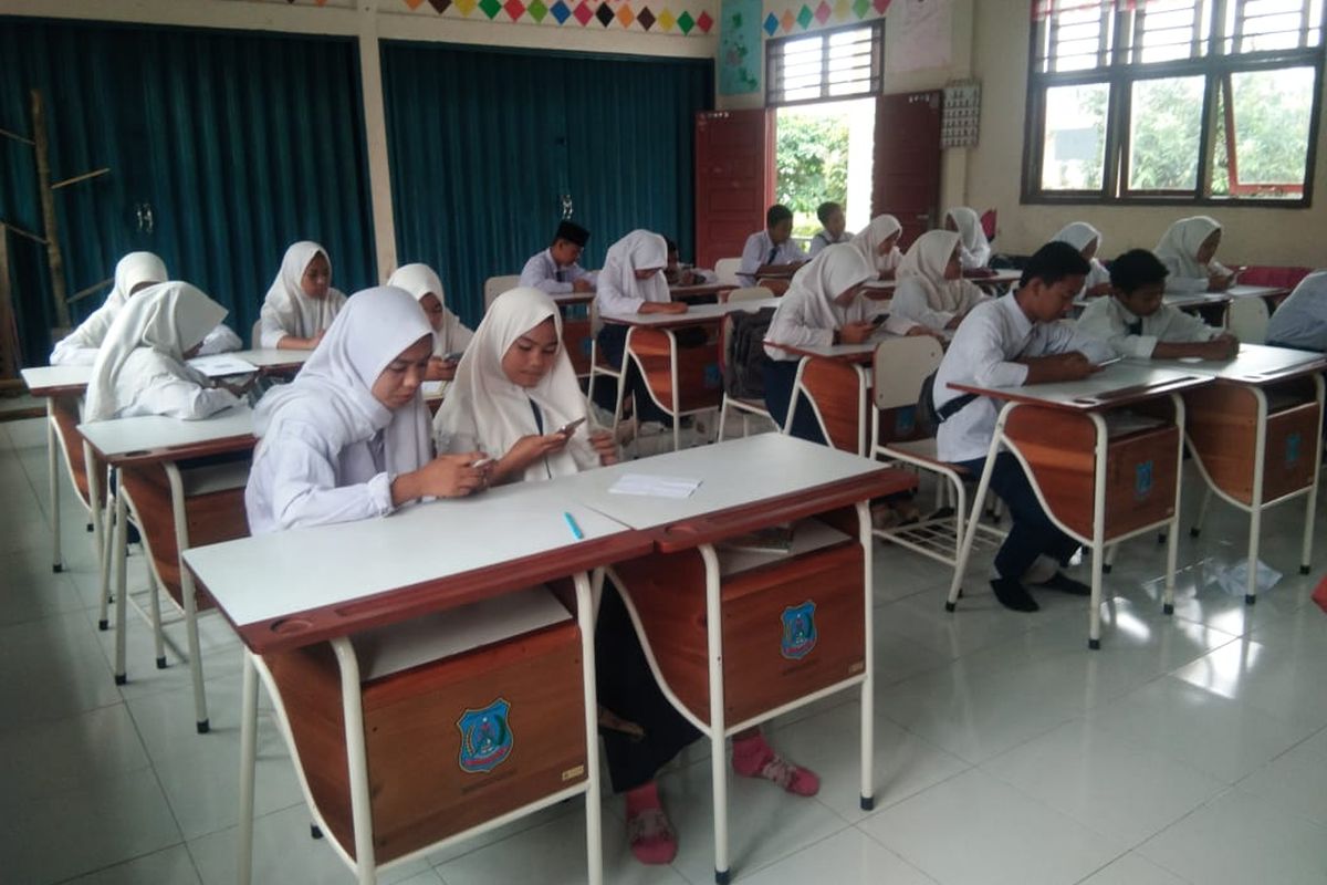 Siswa SMPN 4 Bentara, Desa Sungai Terap, Kabupaten Tanjung Jabung Barat, Jambi kini telah dapat melakukan pembelajaran berbasis digital setelah pembangunan tower hasil gotong-royong sekolah dan masyarakat.