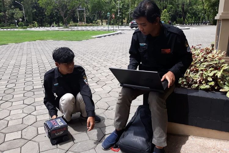 Prototipe robot untuk mencari korban bencana alam yang diciptakan tiga mahasiswa Prodi Teknik Elektro Fakultas Teknik UNS Solo, Jawa Tengah.