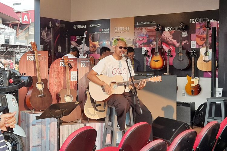 Penyanyi Oslo Ibrahim tampil menghibur beberapa pengunjung di booth Yamaha BNI Java Jazz Festival 2023.