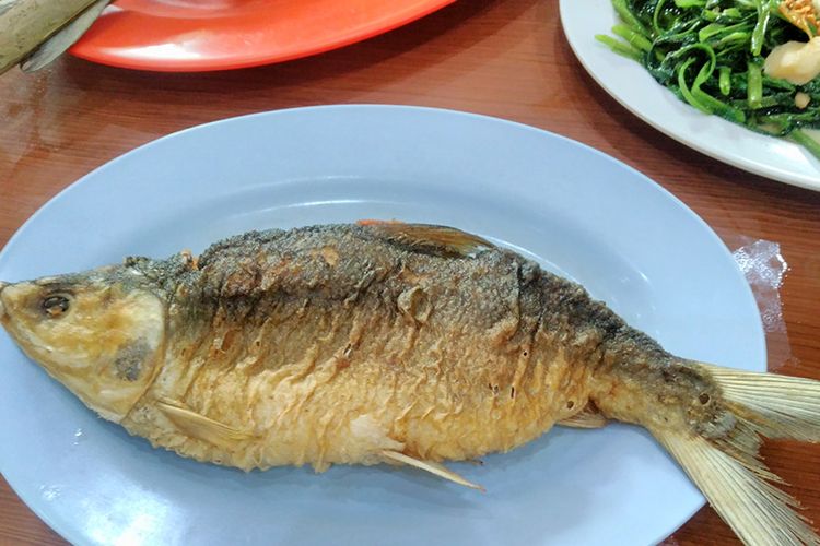 Salah satu menu andalan di rumah makan Pak Elan di Gresik, Jatim adalah bandeng goreng tanpa duri.