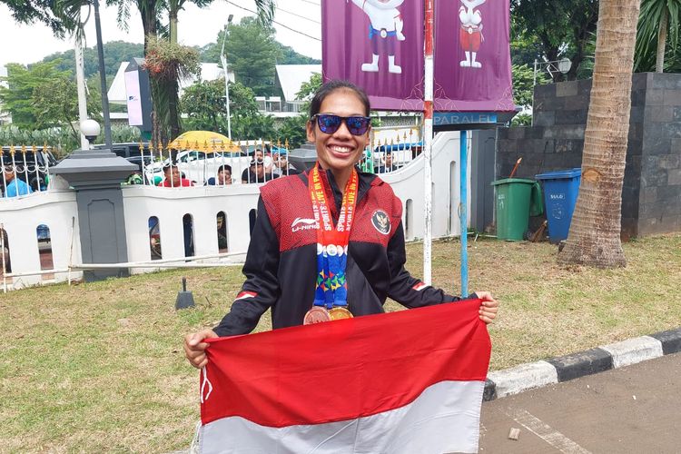 Atlet atletik Indonesia, Odekta Elvina Naibaho, saat ditemui Kompas.com seusai acara kirab juara SEA Games 2023 di Kemenpora pada Jumat (19/5/2023).