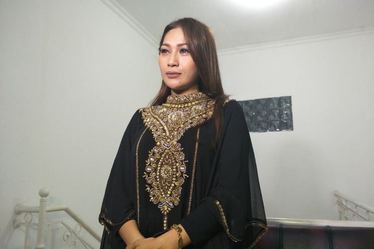 Tata Janeeta saat hadiri acara buka puasa bersama di Mans Entertainment, Jakarta Selatan, Jumat (8/6/2018) malam.