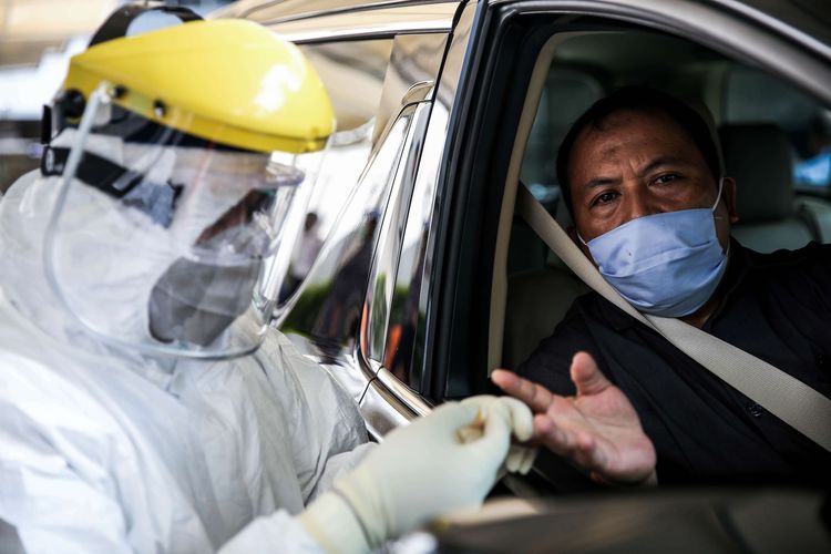 Tenaga medis dari kementerian perhubungan melakukan uji cepat (rapid test) kepada pengemudi angkutan umum dengan skema drive thru di Kantor Kementerian Perhubungan, Jakarta Pusat, Senin (20/4/2020). Uji cepat ini dilakukan dalam upaya mendukung usaha pemerintah menekan laju penyebaran wabah Covid-19.