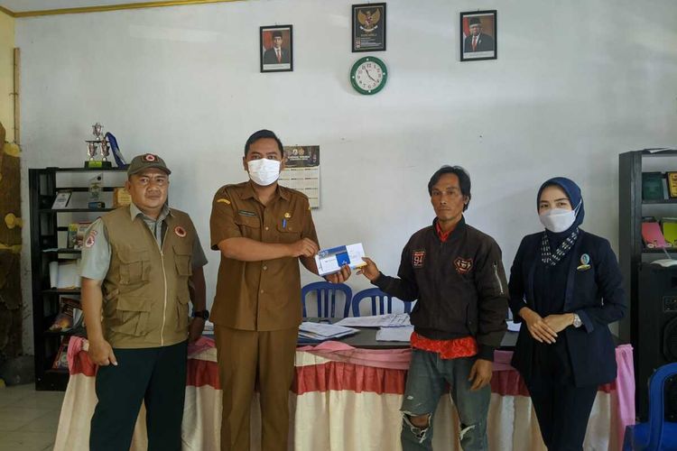 BPBD Lebak menyalurkan bantuan untuk korban tanah bergerak di Kecamatan Cikulur, Selasa (5/4/2022).