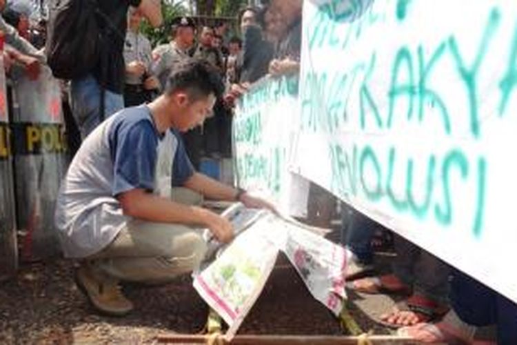 Aktivis PMII dan GMNI Cabang Jember, Jawa Timur, memberikan hadiah keranda  mati kepada Anggota DPRD Jember, saat pelantikan, Kamis (21/8/2014).