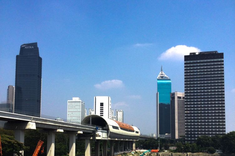 Ilustrasi langit Jakarta terlihat biru dan cerah.