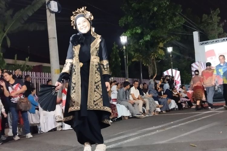 Para model dadakan bergaya dalam ajang Bung Karno Fashion Street di Jalan Sukowati Salatiga