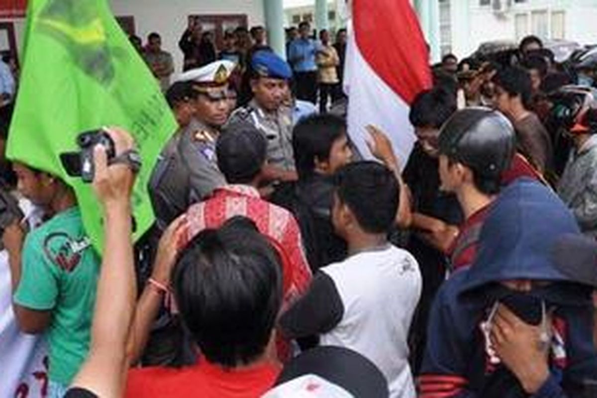 Warga yang tergabung dalam Gerakan Rakyat Bersatu berunjuk rasa di kantor DPRD Kabupaten Bone Bolango, Provinsi Gorontalo, mendesak Bupati agar merealisasikan anggaran pendidikan sebesar 20 persen, Rabu (23/2/2011). Mereka mendesak anggota dewan turun tangan mendukung realisasi anggaran pendidikan 20 persen tersebut.    