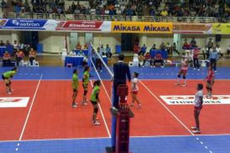 Jakarta Electric PLN dan Jakarta Bank DKI bertemu pada pekan ketiga putaran pertama Proliga 2015 di GOR Ken Arok, Malang, Jumat (20/2/2015).