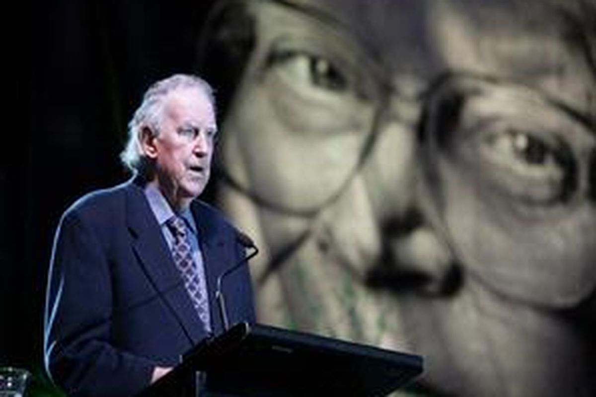 Sir Edmund Hillary berpidato pada upacara penghormatan untuk mantan perdana menteri  David Lange di Ericsson Stadium Supertop di Auckland, Selandia Baru, 20 Agustus 2005. 