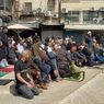 Akses Masjid Al-Aqsa Ditutup Israel, Jemaah Shalat di Jalan Yerusalem