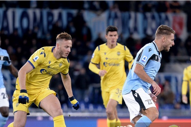 Penyerang Lazio, Ciro Immobile berupaya melewati hadangan bek Verona, Amir Rrahmani dalam pertandingan tunda pekan ke-17 Serie A Liga Italia, di Stadion Olimpico, Roma, Rabu (5/2/2020) atau Kamis dini hari WIB.