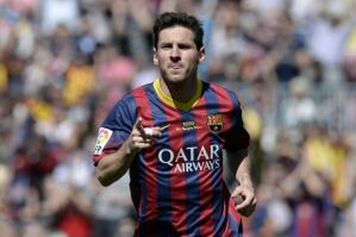 Penyerang Barcelona Lionel Messi merayakan golnya ke gawang Getafe, pada lanjutan Primera Division, di Camp Nou, Sabtu (3/5/2014).