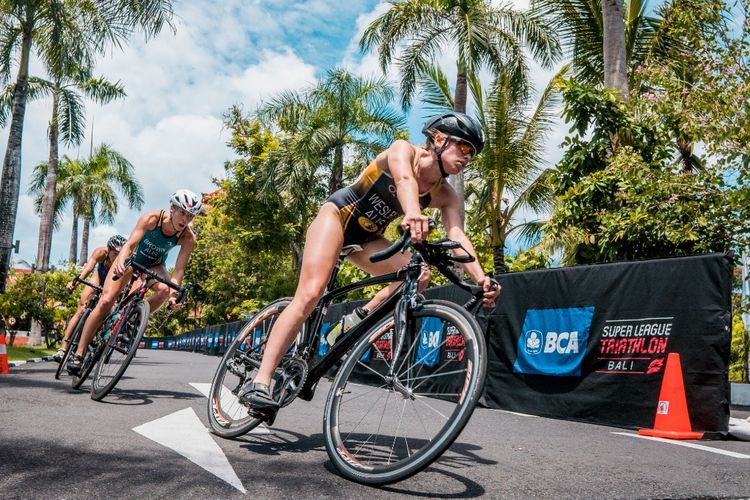 Peserta triatlon bersepeda guna mencapai garis finis BCA Super League Triathlon Bali.