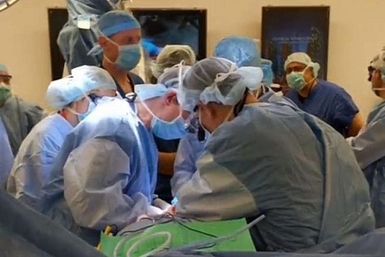 Gambar yang memperlihatkan prosedur transplantasi keseluruhan penis oleh tim dokter di Rumah Sakit Johns Hopkins di Baltimore, Amerika Serikat (AS), kepada seorang veteran Perang Afghanistan pada 26 Maret lalu.