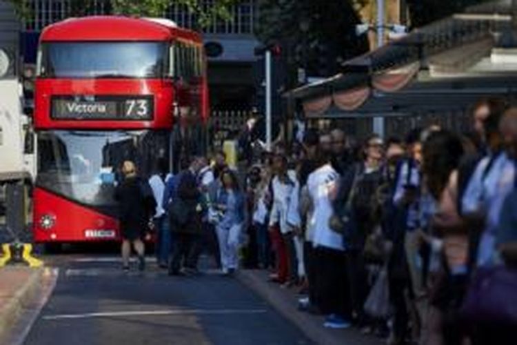 Warga kota London membludak menunggu bus di dekat stasiun kereta api Victoria sebagai imbas pemogokan para masinis kereta api bawah tanah, Kamis (9/7/2015).