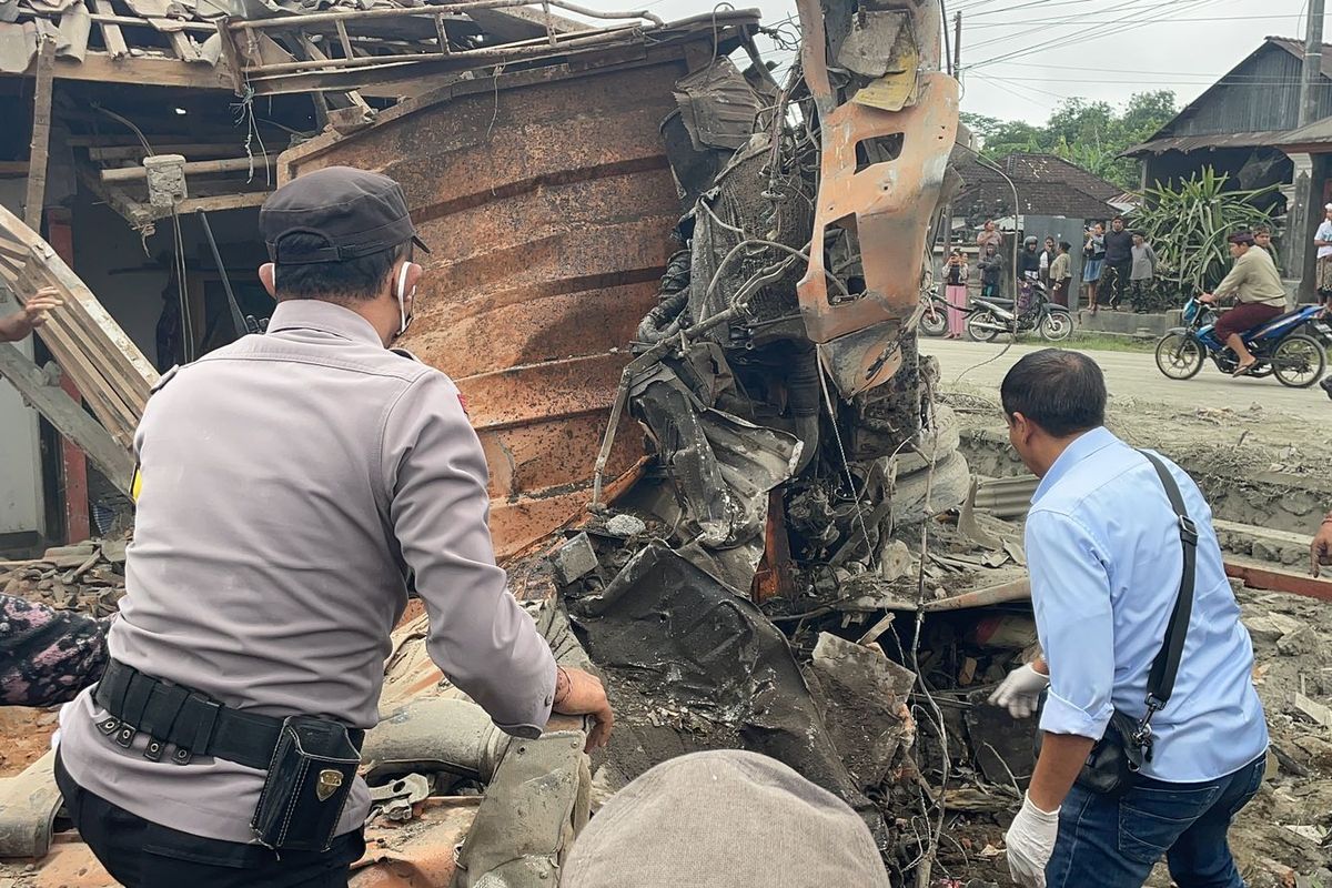 Polisi bersama warga saat melakukan olah tempat kejadian perkara dalam peristiwa kecelakaan beruntun di Desa Landih, Kecamatan Bangli, Kabupaten Bangli, Provinsi Bali, pada Kamis (10/7/2025) pagi. /Dok. Humas Polres Bangli