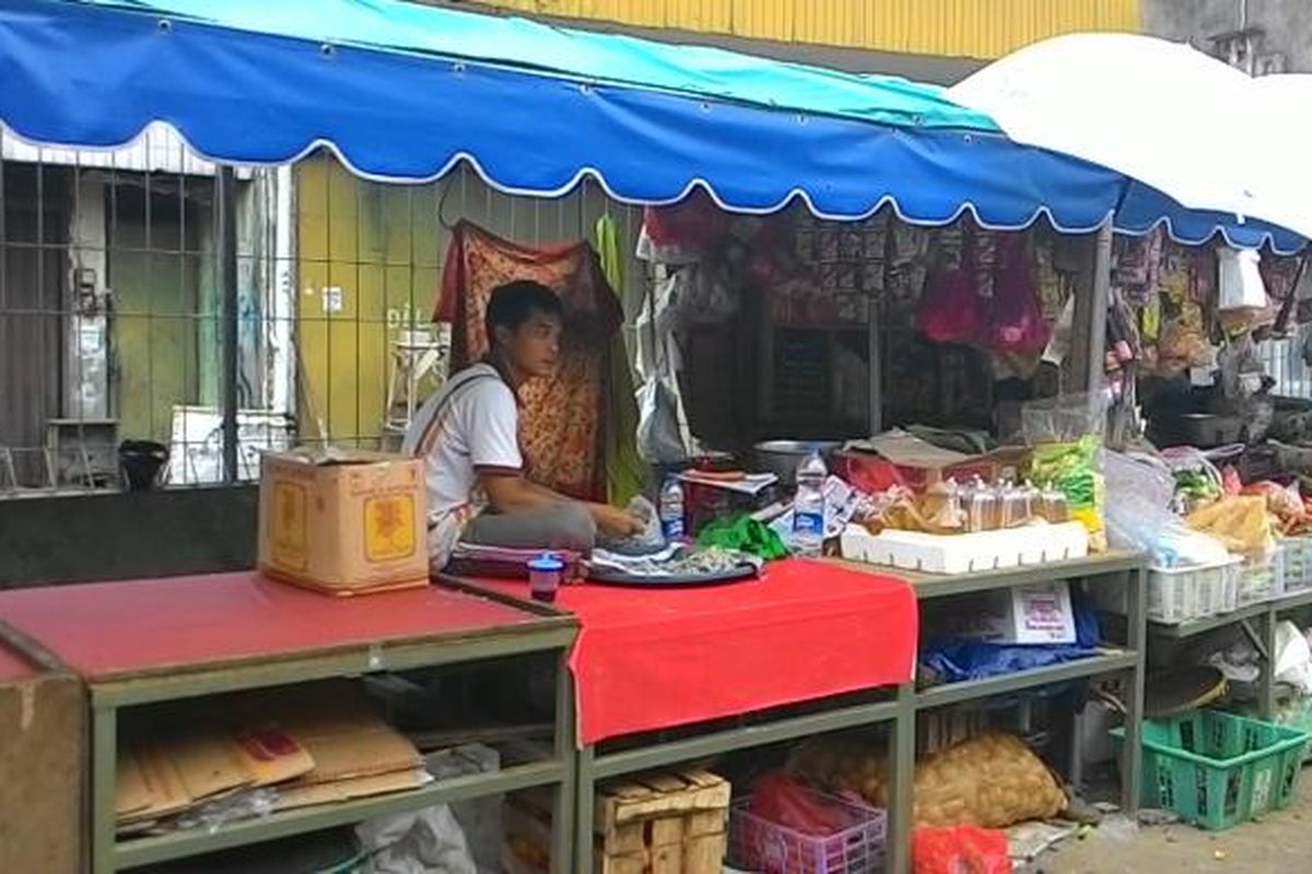Meja besi dan tenda besi bagi PKL di luar Pasar Enjo, Pisangan Timur, Pulogadung, Jakarta Timur. PKL merasa dipaksa untuk pengadaan meja dan tenda dengan nilai jutaan rupiah itu. Jumat (13/3/2015).
