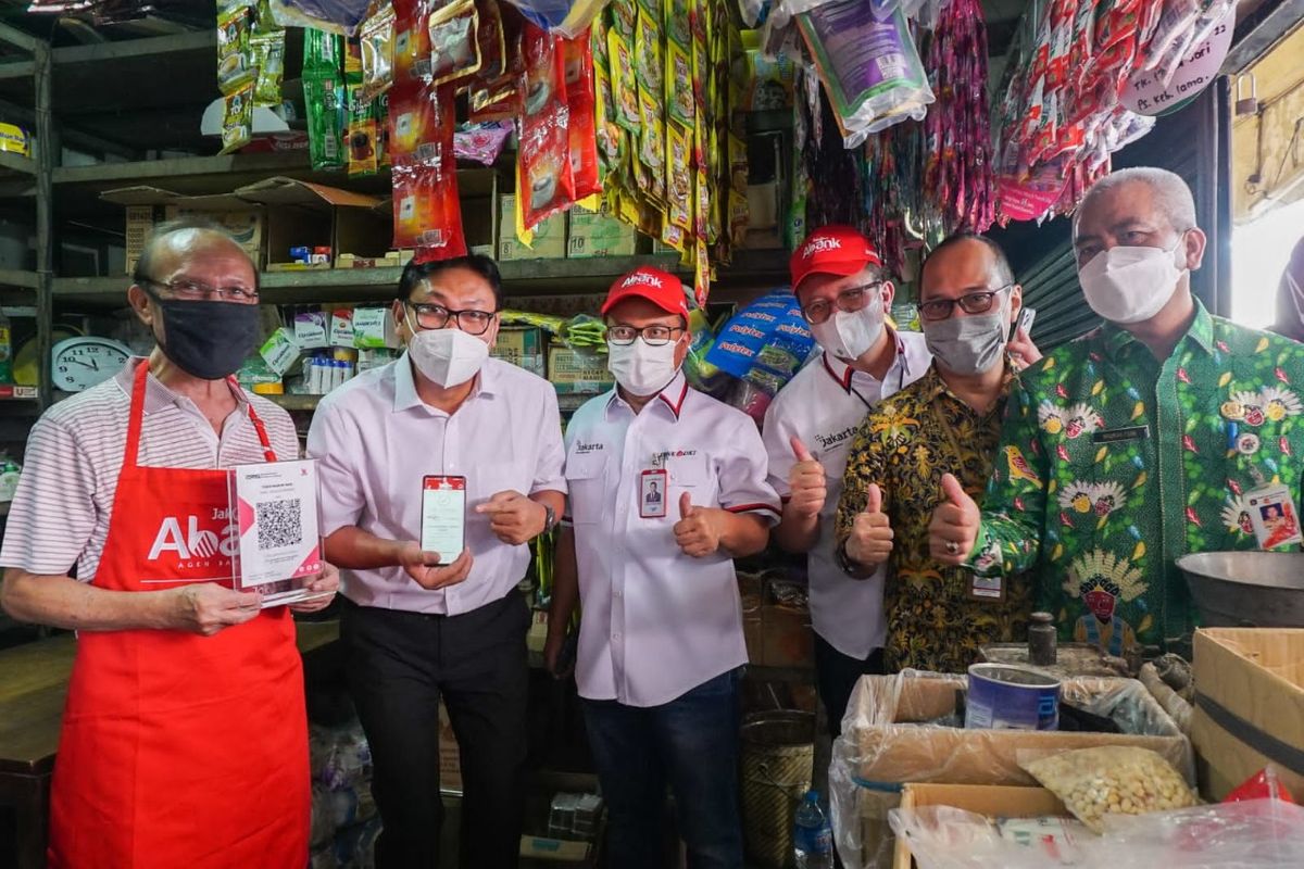 Bank DKI bersama Bank Indonesia melakukan kegiatan monitoring on site penerapan akseptansi pembayaran digital SIAP QRIS (Sehat Inovatif dan Aman Pakai-Quick Response Code Indonesian Standard) melalui JakOne Mobile di Pasar Kebayoran Lama.