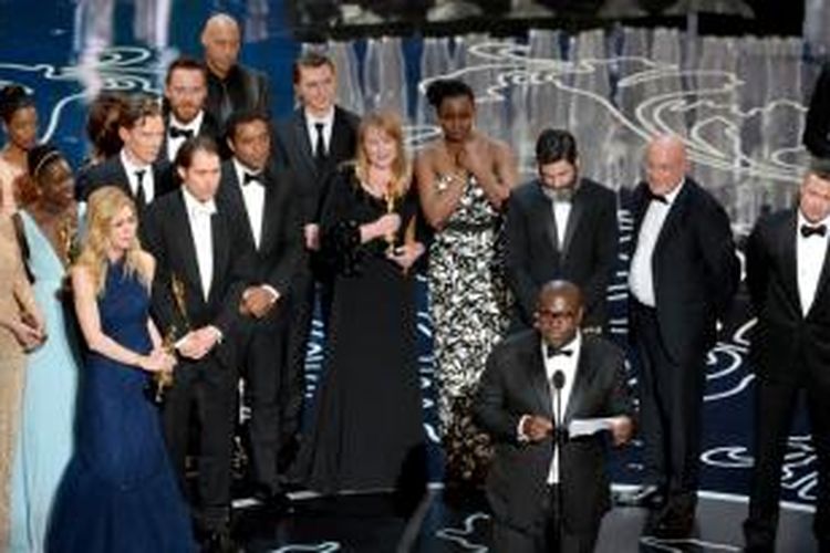 Steve McQueen (tengah) menerima penghargaan Best Picture atau film terbaik Oscar 2014 untuk film 