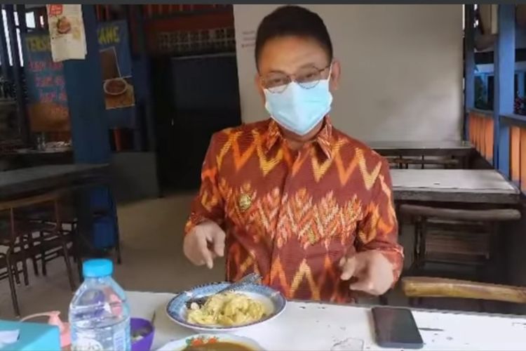 Tangkapan layar video Wali Kota Pontianak Edi Rusdi Kamtono mensimulasikan makan di tempat tak sampai 20 menit.