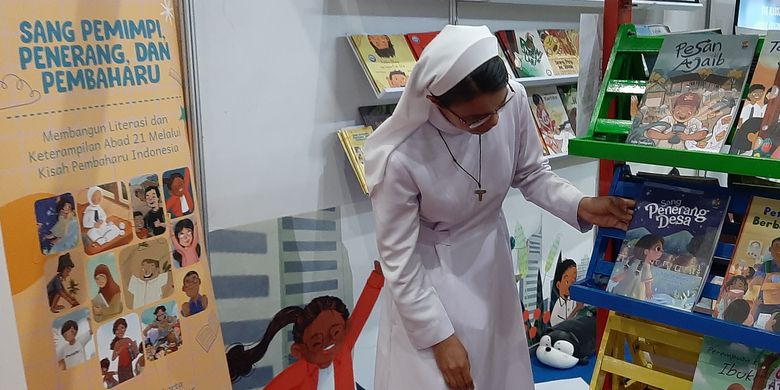 Salah seorang pengunjung sedang mengamati buku-buku Becoming a Changemaker di stan yang disediakan pada Indonesia International Book Fair, Jakarta Convention Center, Senayan.