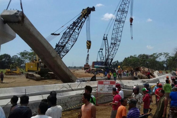 Kontruksi jembatan tol Pasuruan Probolinggo mendadak ambrol saat proses pemgerjaan di Desa Cukurgondang Kec. Grati Kab. Pasuruan.