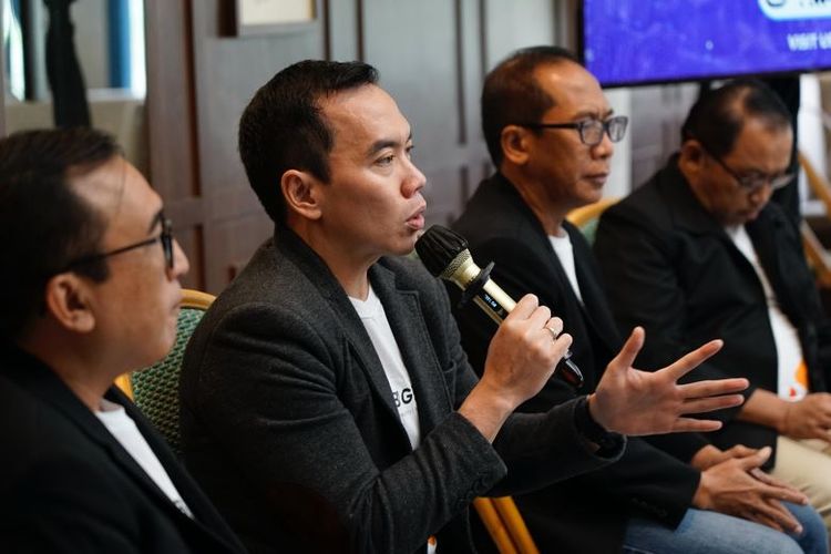 Direktur Digital Business Telkom Muhamad Fajrin Rasyid (kedua dari kiri) saat membahas mengenai pengembangan teknologi artificial intelligence (AI) di Jakarta, Rabu (26/2/2025).