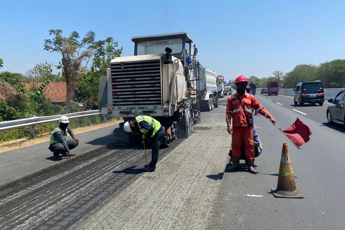 Pemeliharaan jalan di Tol Trans-Jawa