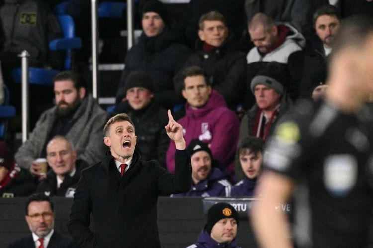 Pelatih interim Manchester United Darren Fletcher memberi instruksi dalam pertandingan sepak bola Liga Inggris antara Burnley vs Manchester United di Turf Moor di Burnley, barat laut Inggris pada 7 Januari 2026. (Foto oleh Oli SCARFF / AFP) 
