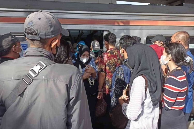 Rela berdesakan di KRL demi bertahan hidup