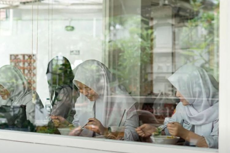 Suasana Dekker Koffie yang menjadi tempat nongkrong favorit di Kota Malang, Jawa Timur.