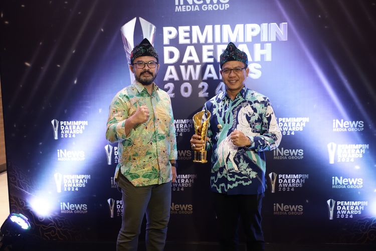 Bupati Bandung Dadang Supriatna menerima penghargaan bergengsi dalam ajang Pemimpin Daerah Awards 2024 untuk kategori Kerjasama Strategis Internasional, yang diselenggarakan oleh iNews TV.