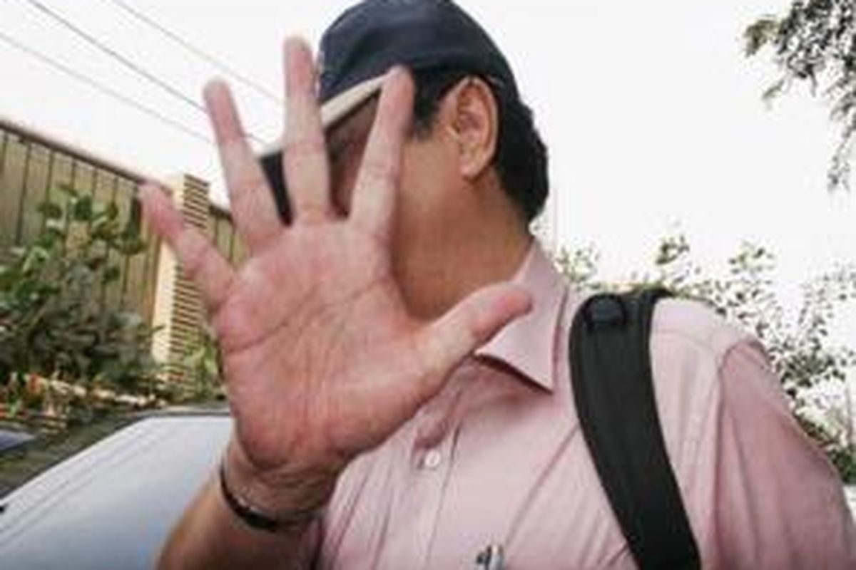 Aulia Pohan, Mantan Deputi Gubernur BI, usai diperiksa Komisi Pemberantasan Korupsi (KPK) keluar lewat pintu samping kantor KPK, Jl. Rasuna Said, Kuningan, Jakarta Pusat. (7/4) Aulia Pohan yang sudah diperiksa berulang kali tetap tidak mau menjawab berbagai pertanyaan wartawan.