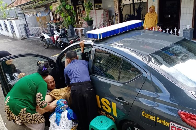 Anggota polisi Polsek Ciawi Polres Tasikmalaya Kota tengah menolong ibu muda yang melahirkan di mobil patroli pinggir jalan Ciawi, Kabupaten Tasikmalaya, Selasa (31/3/2020).