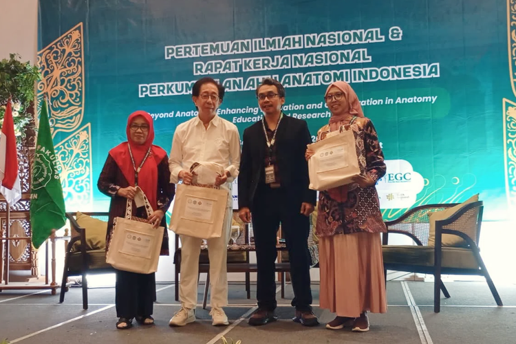 Direktur Sido Muncul Irwan Hidayat bersama narasumber dan panitia penyelenggara PIN PAAI.