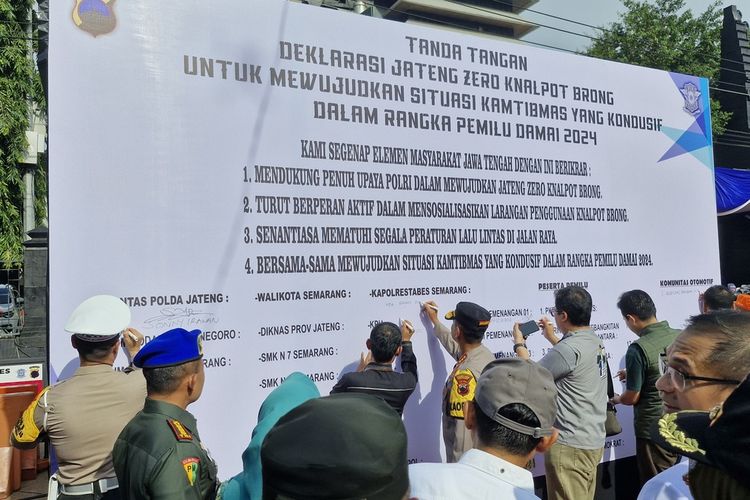 Polda Jateng beserta perwakilan lapisan masyarakat Jateng mendeklarasikan zero knalpot brong menjelang masa kampanye terbuka di depan Kantor Gubernur Jateng, Minggu (14/1/2024).