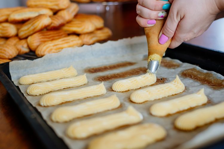 Adonan choux pastry dibentuk memanjang untuk pembuatan eclair