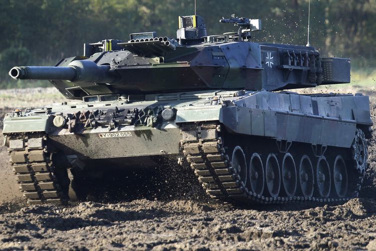 Tank Leopard 2 dimunculkan dalam acara demonstrasi yang diadakan untuk media oleh Bundeswehr Jerman di Munster dekat Hannover, Jerman, Rabu, 28 September 2011.