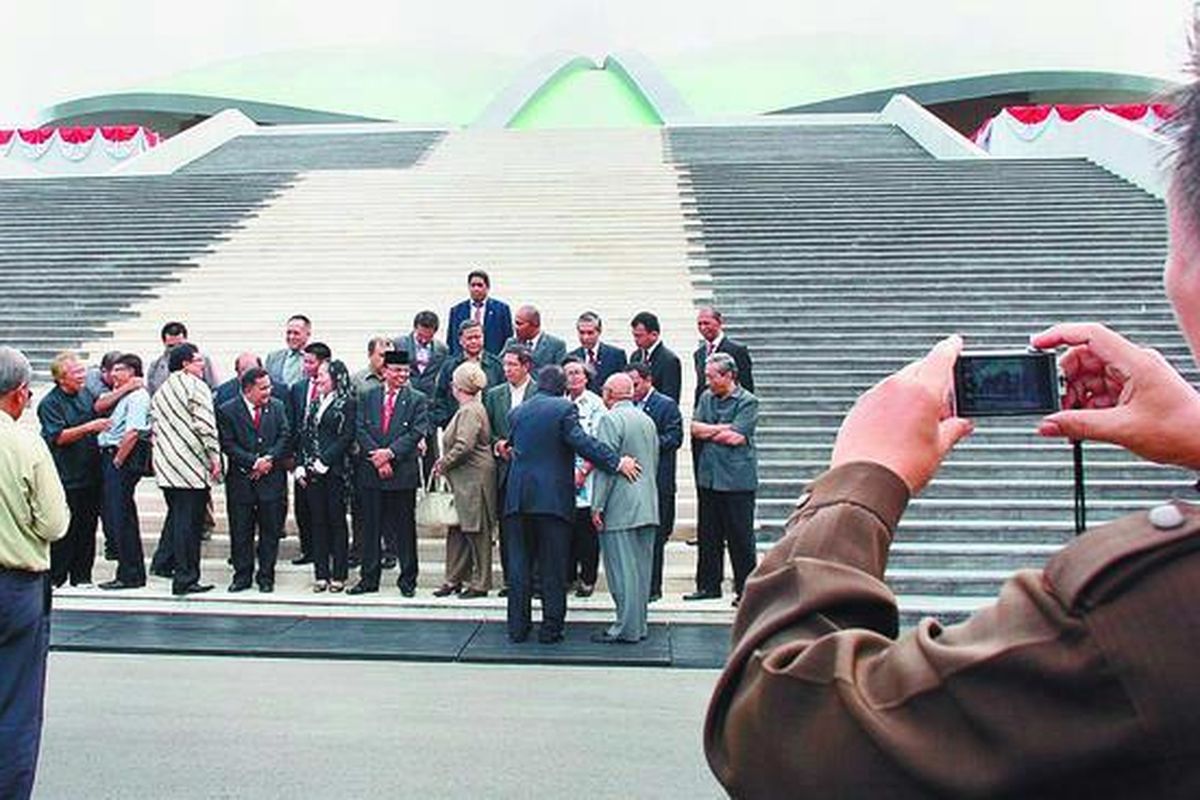 Anggota Komisi III DPR, Rabu (16/9), menyempatkan foto bersama di halaman Gedung DPR sebagai kenang-kenangan menjelang berakhirnya masa kerja sebagai anggota DPR periode 2004-2009 pada tanggal 30 September. DPR baru dilantik 1 Oktober.